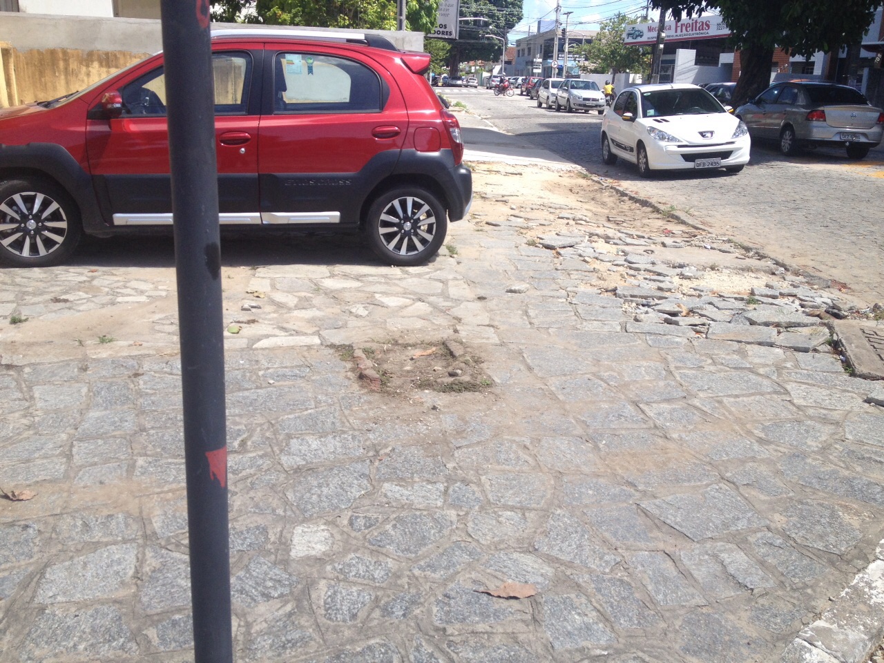 Resultado de imagem para imagem de carro vermelho na calçada